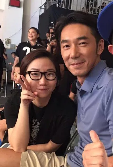 陶晶瑩合照驚見「蒼白詭手」搭肩!夫妻倆嚇喊救命揭真相 第 1 張