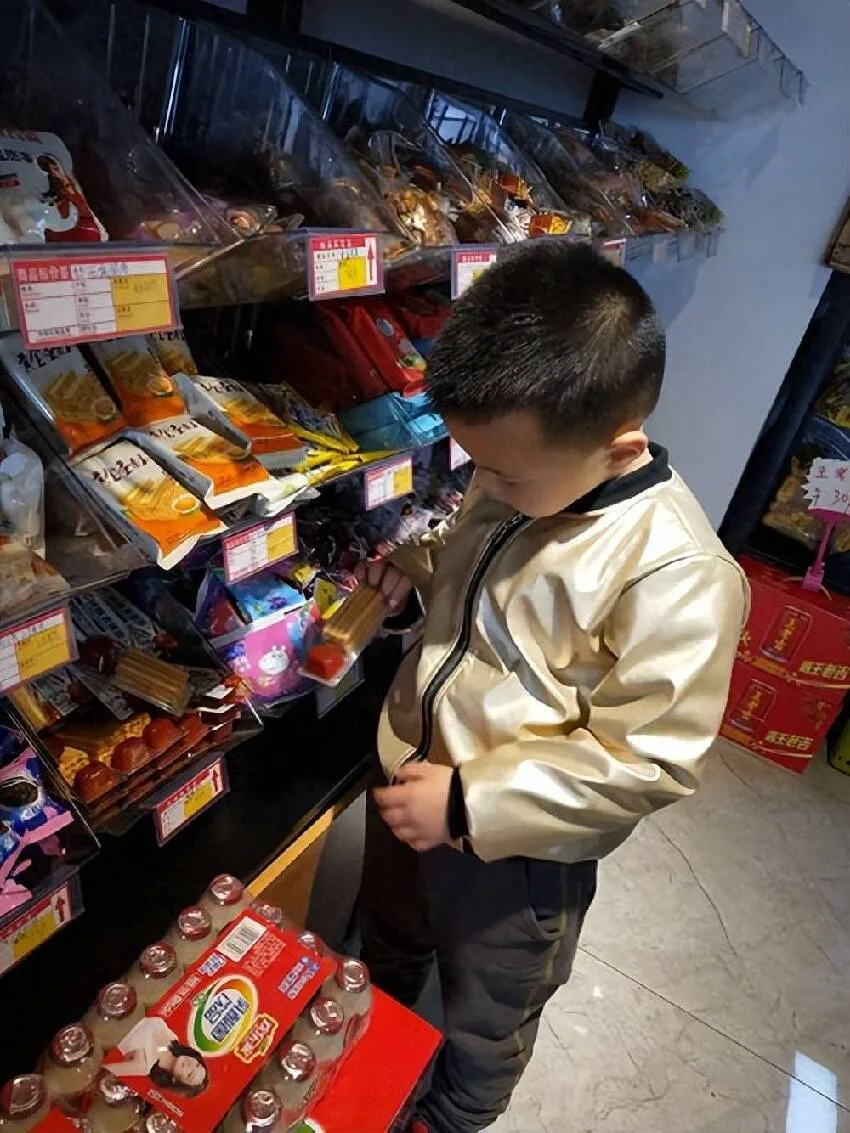 孩子在超市先喝可樂再拿空瓶結帳，竟被當小偷罰10倍！媽媽一招反擊逼老闆道歉 第 2 張