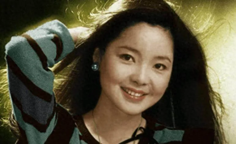 鄧麗君逝世28年後，三哥首度公開妹妹真正死因，台上淚崩 第 2 張